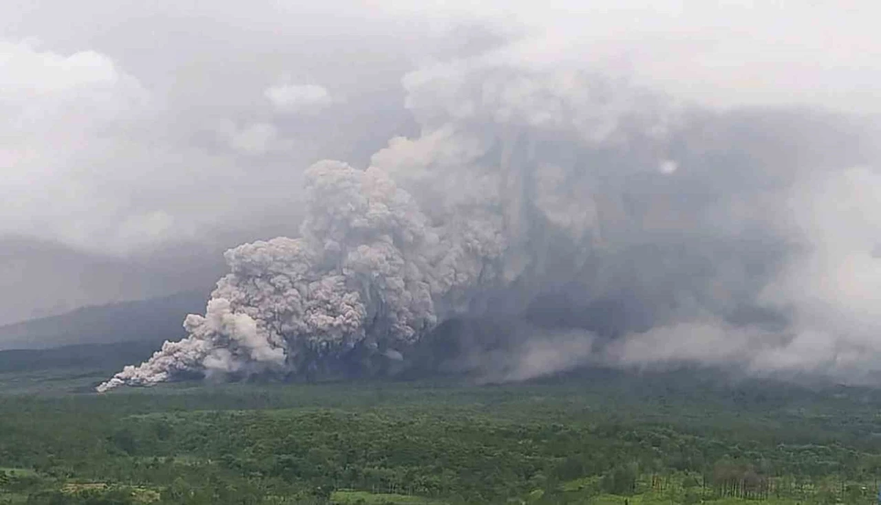Endonezya’da Semeru Yanardağı patladı, alarm seviyesi en yüksek düzeye çıkarıldı
