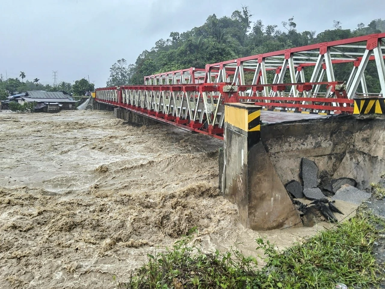 Endonezya’daki sel ve toprak kaymalarında ölü sayısı 49’a yükseldi
