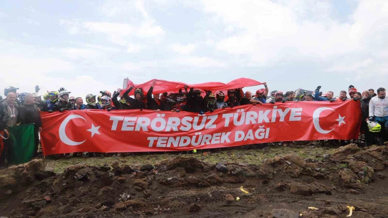 Enduro şampiyonasının finali Tend&uuml;rek&rsquo;te "Ter&ouml;rs&uuml;z T&uuml;rkiye" pankartıyla başladı
