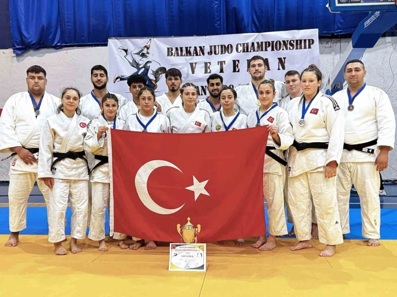 Enes Pınar bir ayda iki kez Balkanları fethetti
