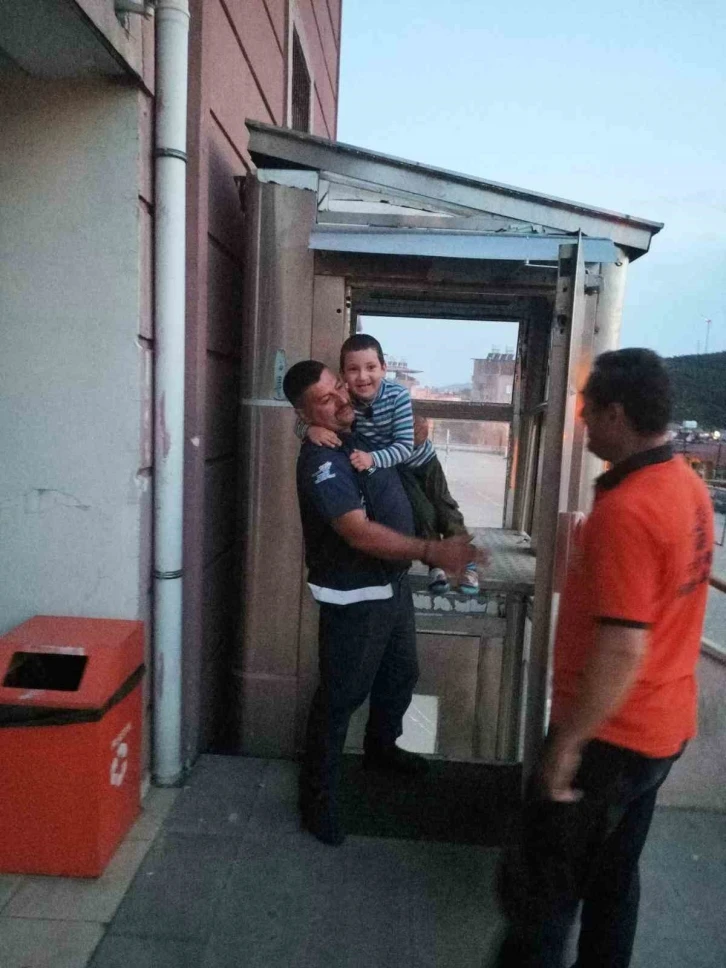 Engelli asans&ouml;r&uuml;nde mahsur kalan &ccedil;ocuk kurtarıldı
