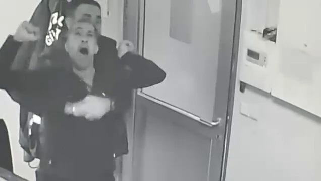 Engelli &ccedil;alışan, g&uuml;venlik g&ouml;revlisinin heimlich manevrasıyla hayata tutundu
