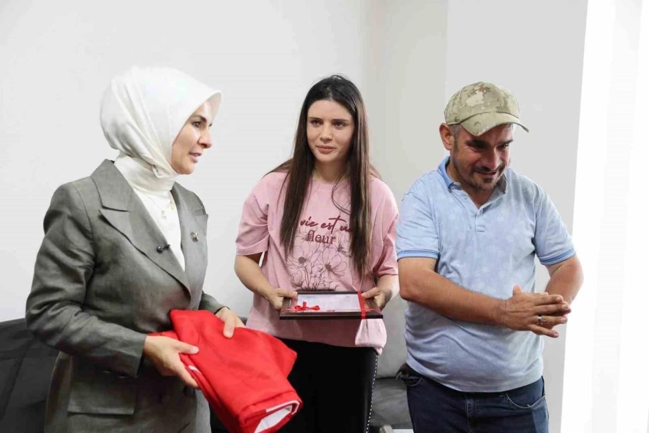 Engelli kardeşlerine &ouml;mr&uuml;n&uuml; adayan &Ccedil;ilem&rsquo;e ev tapusu teslim edildi
