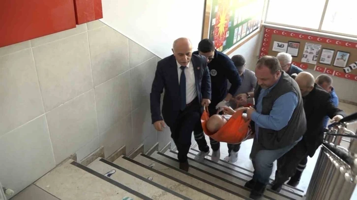 Engelli ve yatalak hastalar sedye ile oy kullandı
