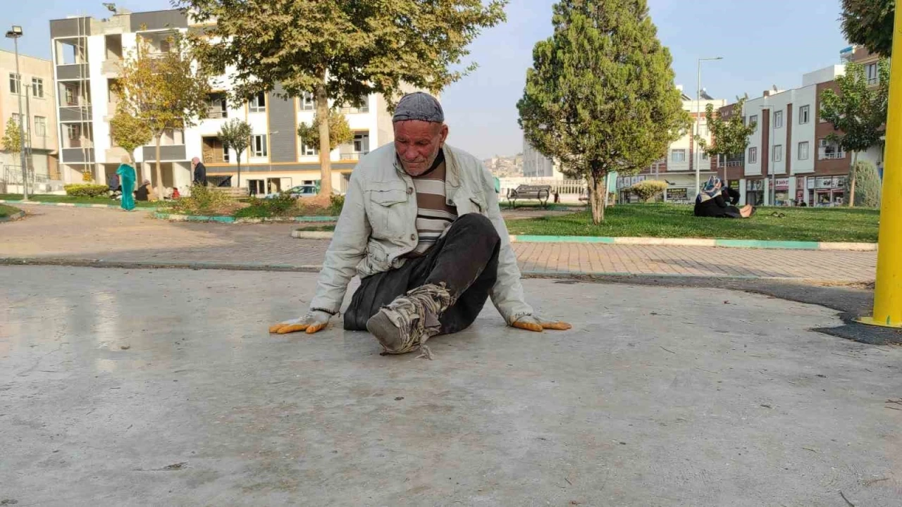 Engelli yaşlı adam sürünerek yaşıyor
