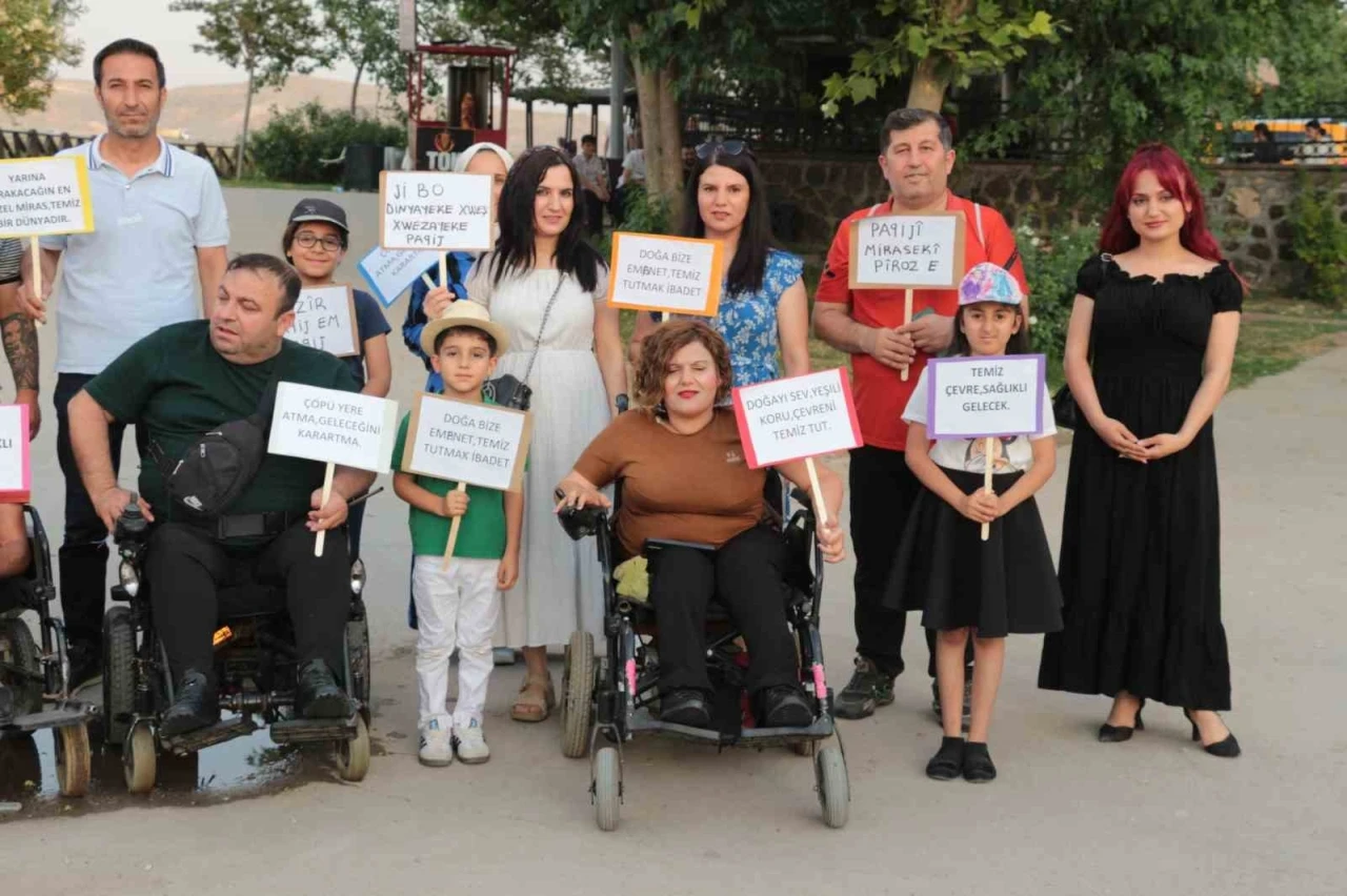 Engellilerden &rsquo;engelsizlere&rsquo; &ccedil;evre dersi: Parkları k&ouml;şe bucak temizlediler
