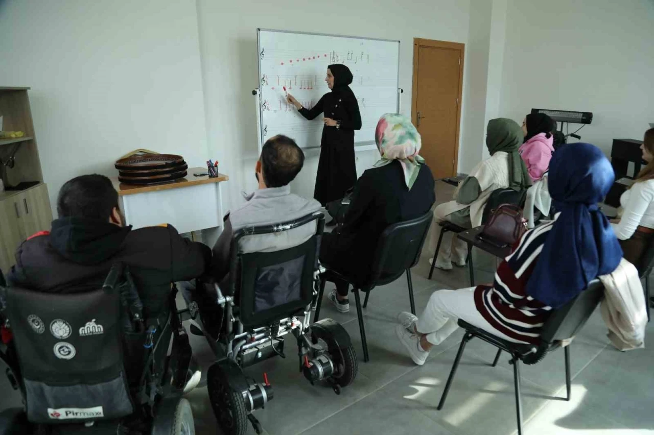 Engelsiz Yaşam Merkezi’nde dezavantajlı bireyler sosyal ve kültürel faaliyetlerle destekleniyor
