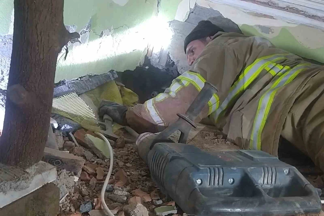 Enkaz altında hafızalara kazınan anlar: "&Ccedil;ay i&ccedil;elim" teklifi ve k&uuml;&ccedil;&uuml;k Zehra&rsquo;nın kurtuluşu
