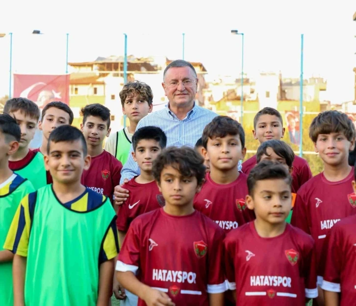 Enkaz kentte, gen&ccedil; futbolcular aylar sonra top başı yaptı
