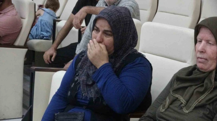 Enkaz kentte yuvalarına kavuşacak depremzedeler kura &ccedil;ekiminde g&ouml;zyaşlarına hakim olamadı
