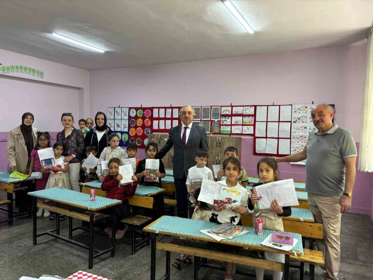 ER- VAK öğrencilerin karne sevincine ortak oldu
