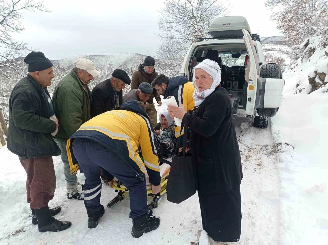 Erbaa&rsquo;da mahsur kalan yaşlı hasta i&ccedil;in ekipler seferber oldu
