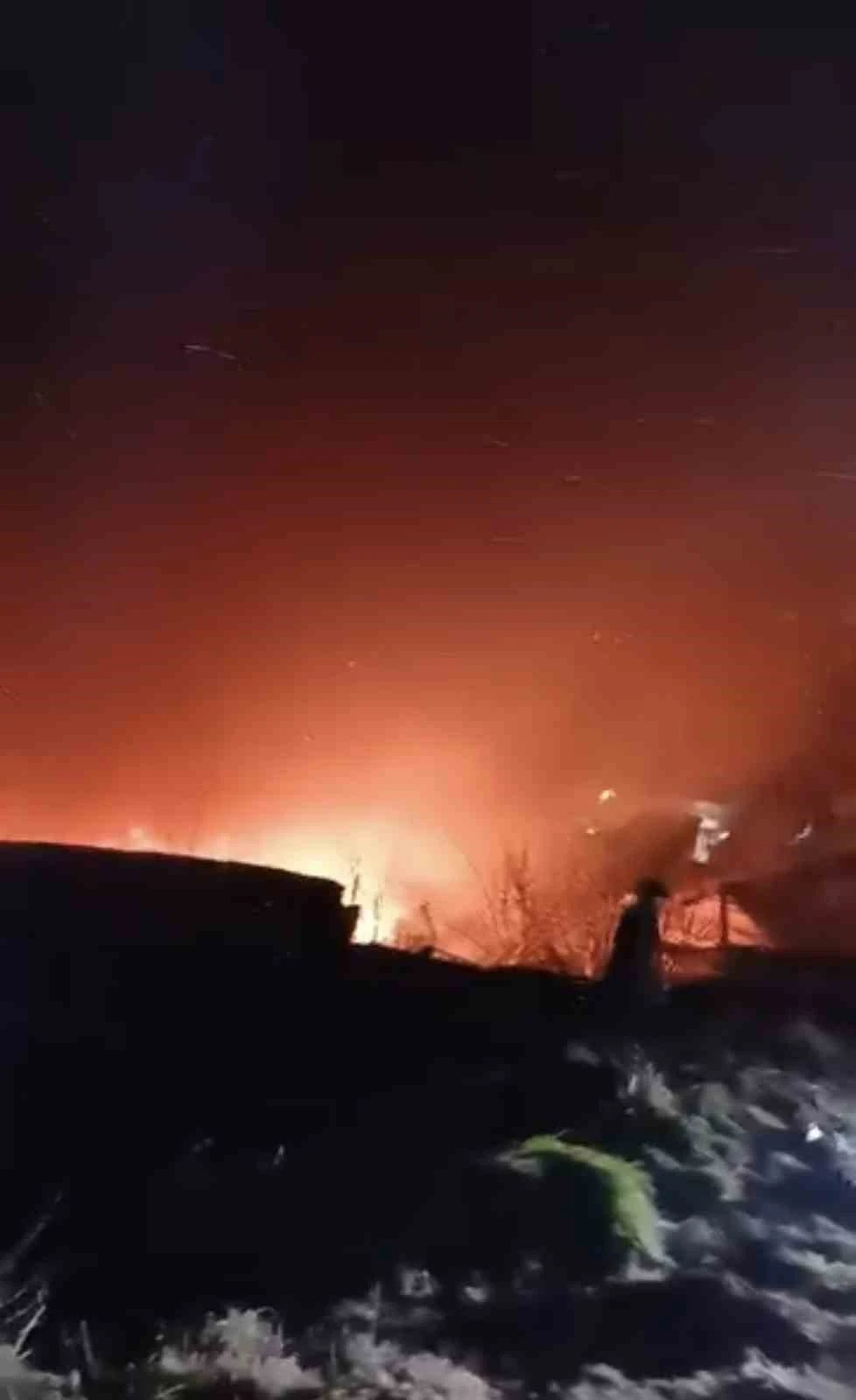 Erbaa&rsquo;da m&uuml;stakil ev &ccedil;ıkan yangında k&uuml;le d&ouml;nd&uuml;: Yanan evden son anda &ccedil;ıktılar
