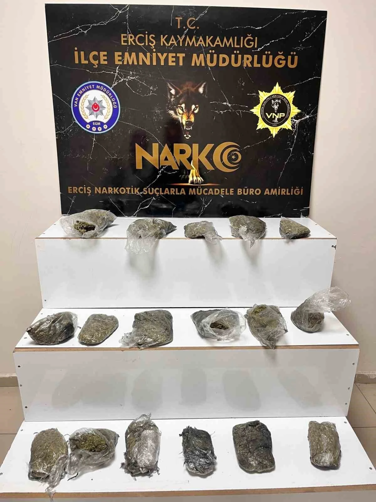 Erciş’te bir kamyonetin lastiğinde 4 kilo 400 gram esrar ele geçirildi
