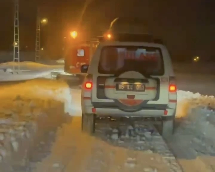 Erciş&rsquo;te kapanan yollarda hastalara Snowtrack ile ulaşıldı
