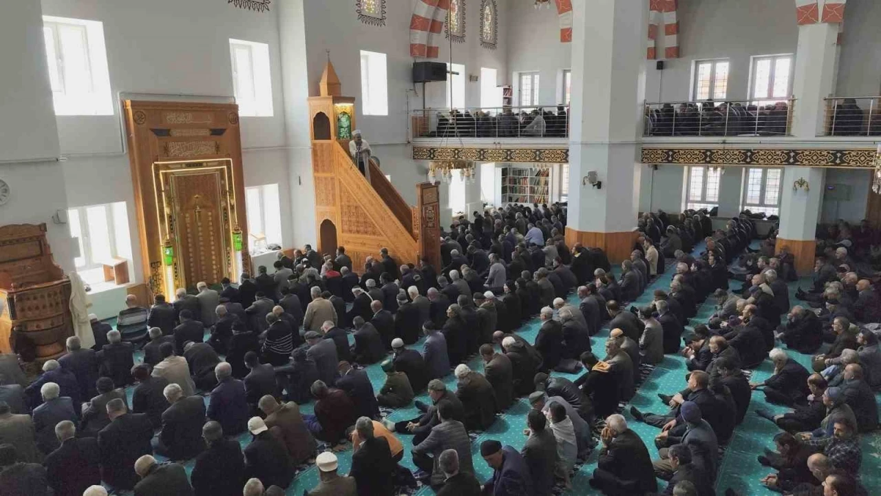 Erciş&rsquo;te &ouml;ğretmen ve &ouml;ğrenciler i&ccedil;in gıyabi cenaze namazı kılındı
