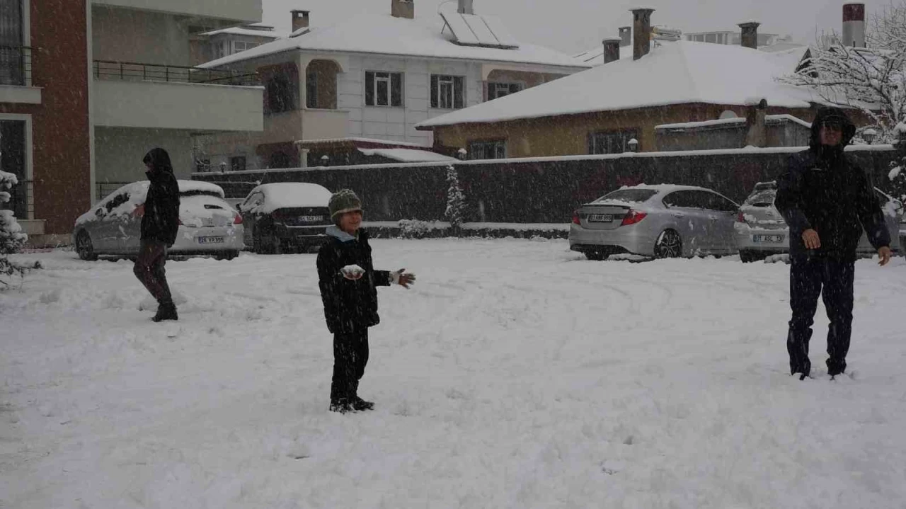 Erciş&rsquo;te vatandaşların kar sevinci
