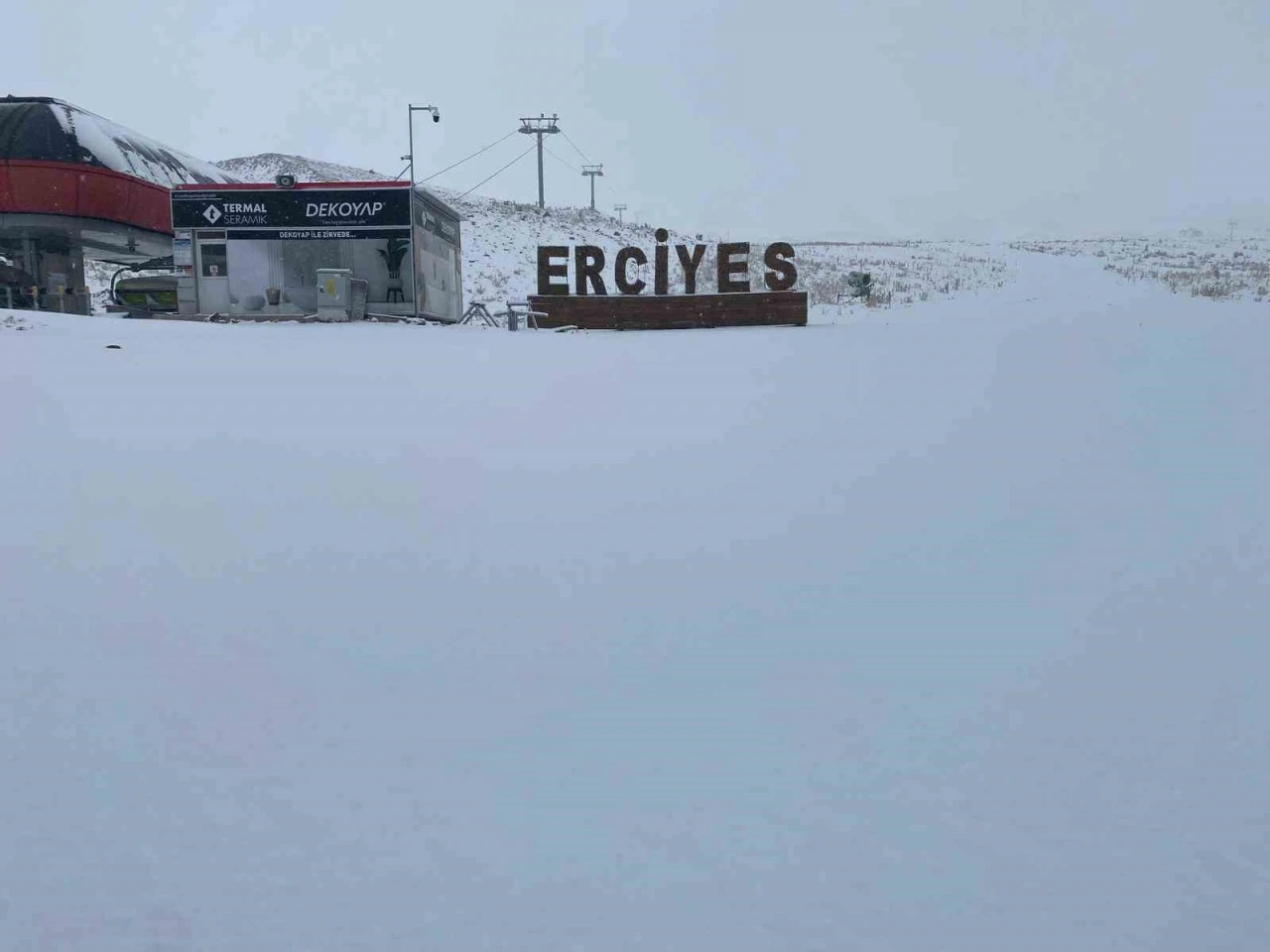 Erciyes güne beyaz örtüyle uyandı
