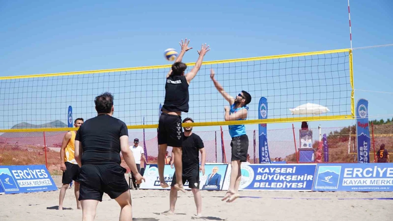 Erciyes&rsquo;te 2 bin 200 metrede plaj voleybolu heyecanı yaşandı

