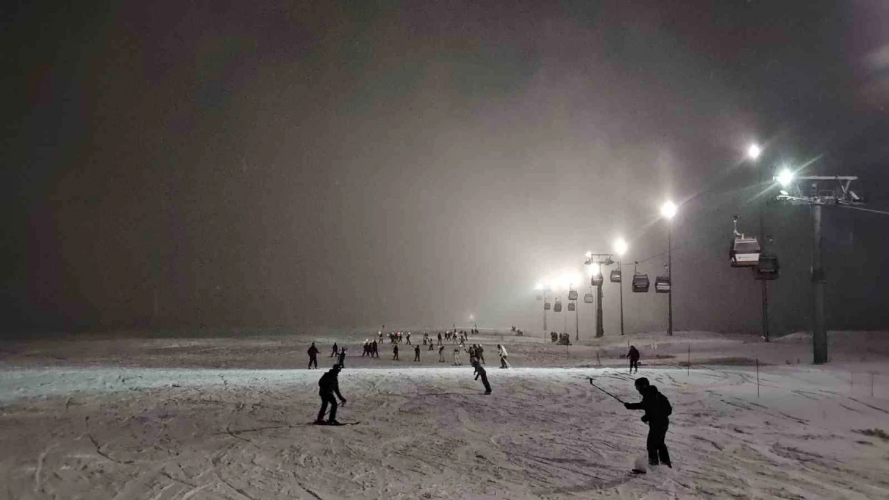 Erciyes&rsquo;te meşaleli kayak
