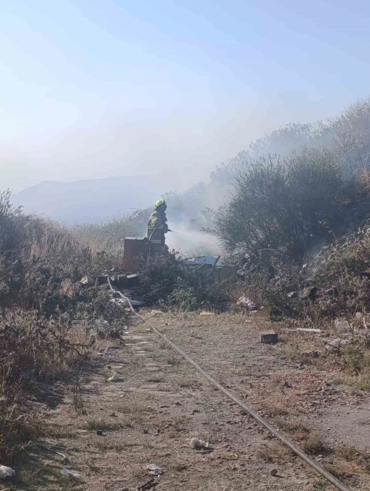 Erdek&rsquo;te mezarlık girişindeki ot yangını b&uuml;y&uuml;meden s&ouml;nd&uuml;r&uuml;ld&uuml;
