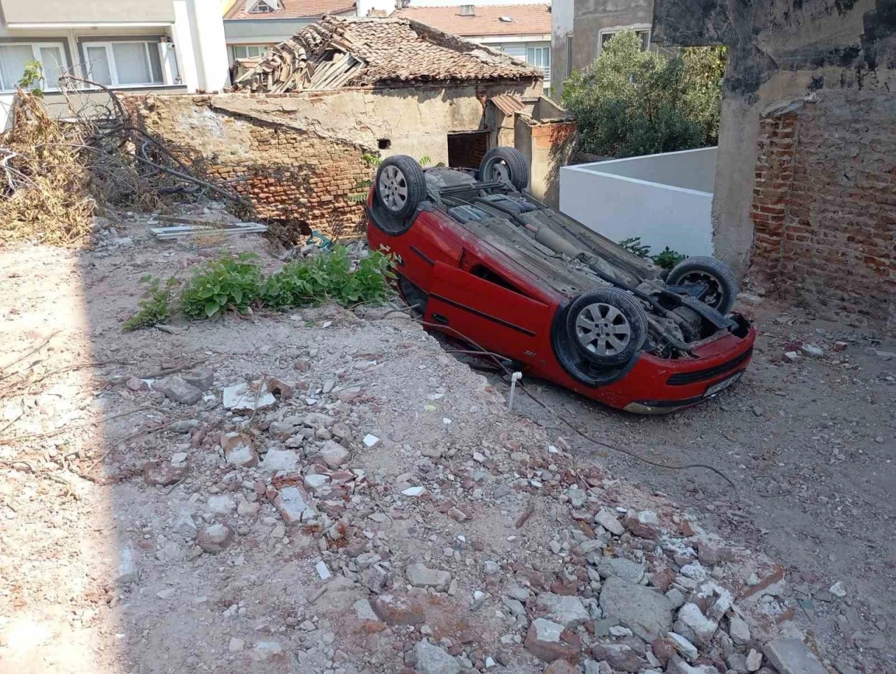 Erdek’te park etmeye çalışırken takla atan araç arsaya düştü
