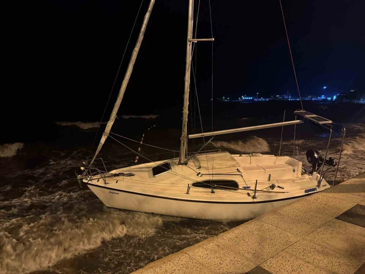 Erdek’te şiddetli lodos etkili oldu: Tekneler sürüklendi
