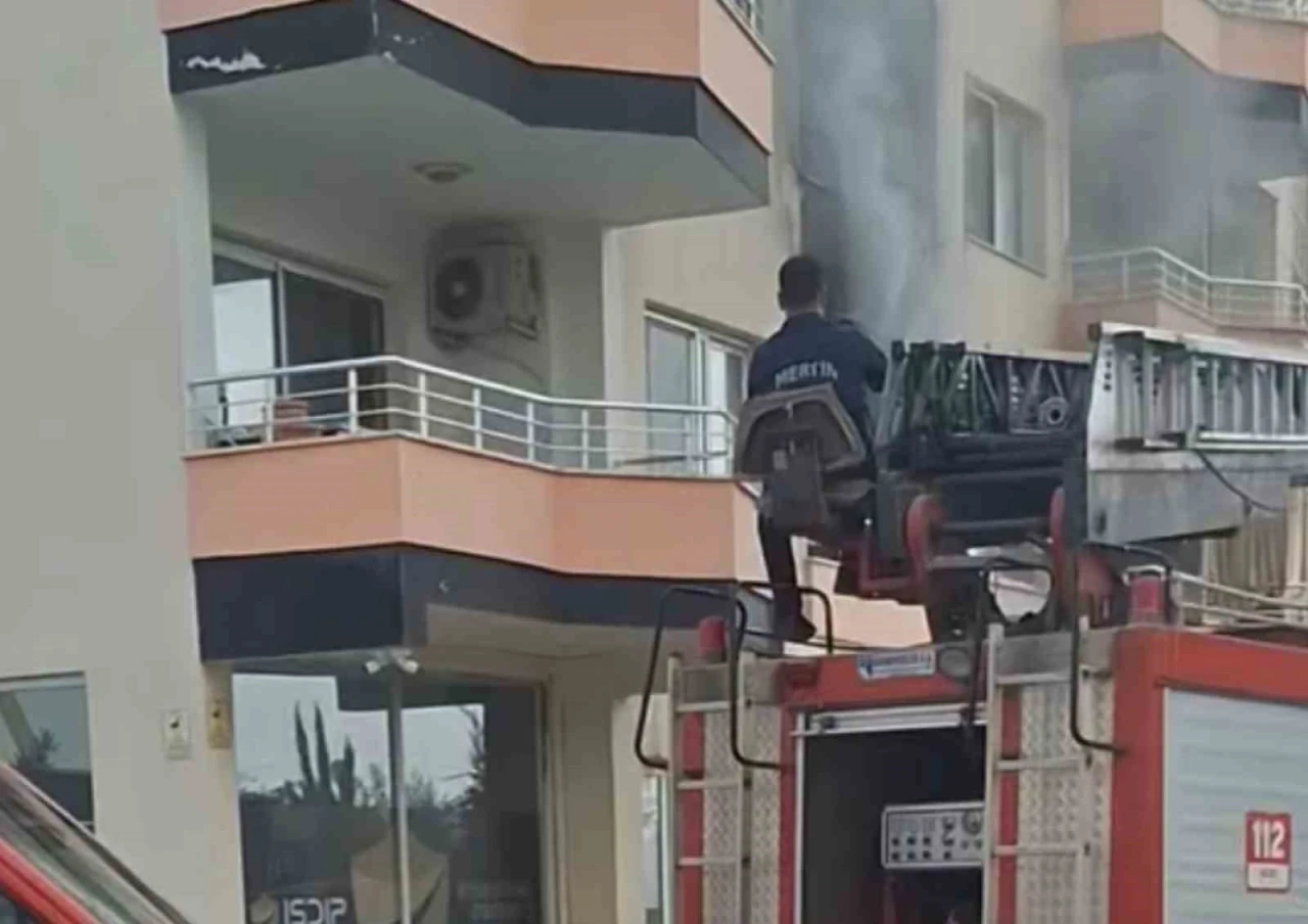 Erdemli’de bina yangını korkuttu
