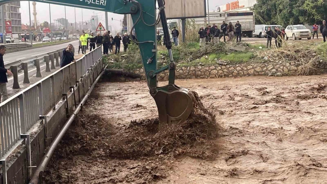Erdemli&rsquo;de şiddetli yağış sele neden oldu
