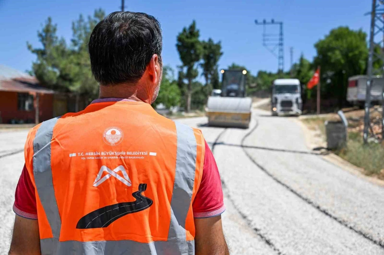 Erdemli kırsalındaki yollar yenileniyor
