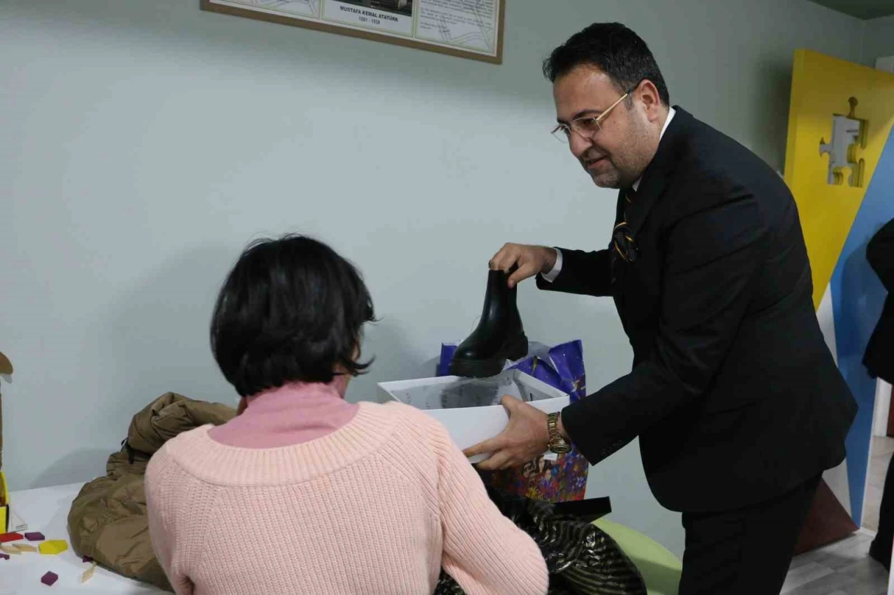 Erdemliler Hareketi Derneği, ihtiya&ccedil; sahibi &ccedil;ocuklara mont ve bot desteğinde bulundu
