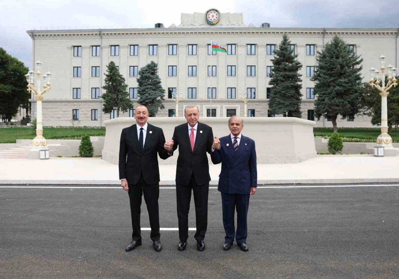 Erdoğan, Hankendi simge binası önünde fotoğraf çektirdi
