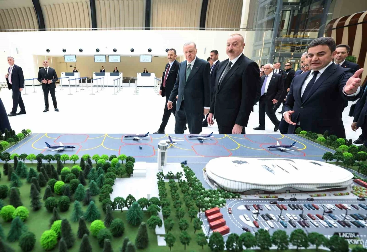 Erdoğan, Laçın Uluslararası Havalimanı ve Kelbecer-Laçın otoyolunda incelemelerde bulundu
