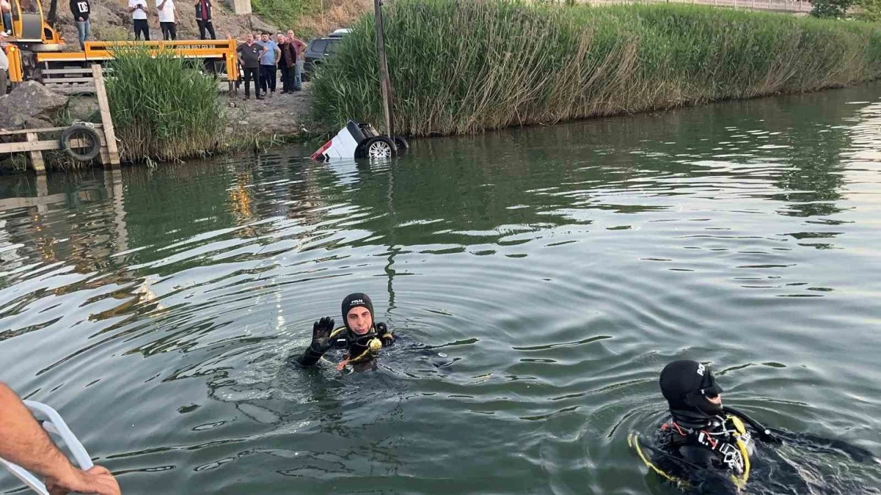 Ereğli’de el freni çekilmeyen araç nehre uçtu
