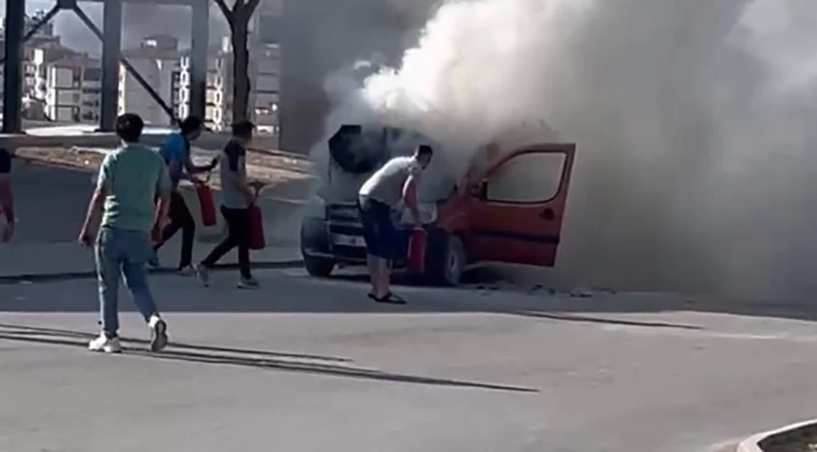 Ereğli’de seyir halinde hafif ticari araç alev alarak yandı
