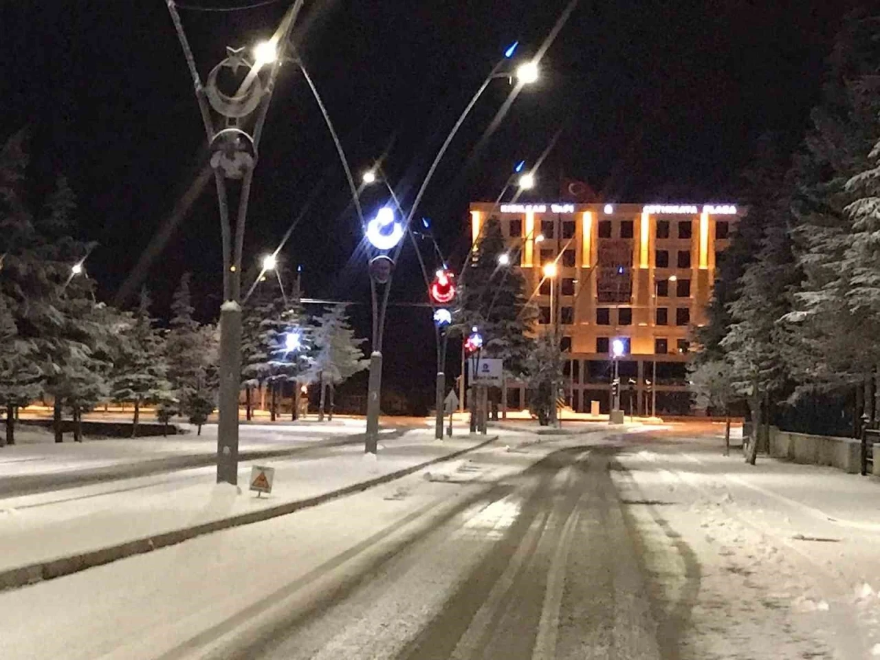Ereğli&rsquo;ye mevsimin ilk karı yağdı
