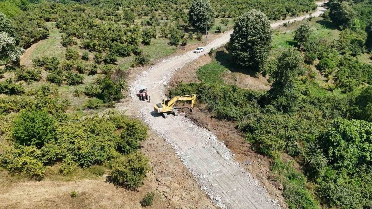 Erenler&rsquo;de kırsal mahallelerde &uuml;styapı ve yol &ccedil;alışmaları s&uuml;r&uuml;yor
