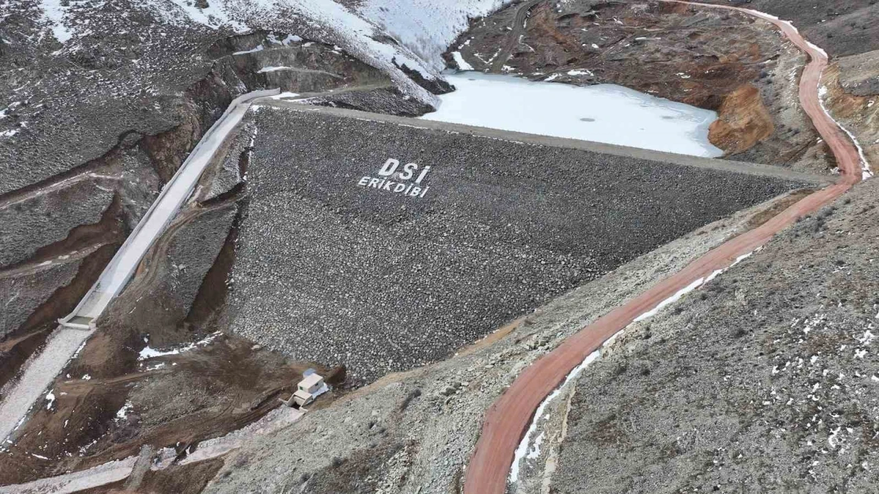 Erikdibi G&ouml;leti inşaatında &ccedil;alışmalar s&uuml;r&uuml;yor
