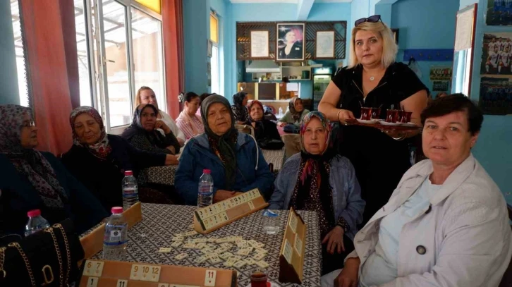 Erkeklerin giremediği kıraathanede kadınlar okeye döndü
