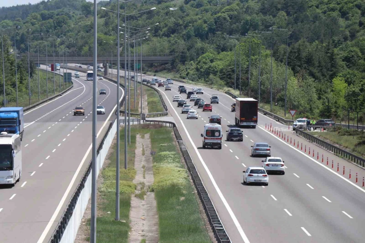 Erkenden yola çıkan tatilciler Bolu geçişinde akıcı yoğunluk oluşturuyor

