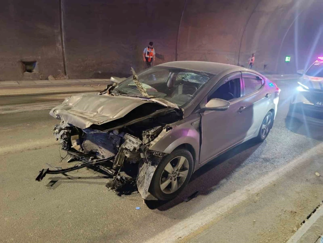 Erkenek T&uuml;neli&rsquo;nde otomobil kamyona arkadan &ccedil;arptı: 1 yaralı
