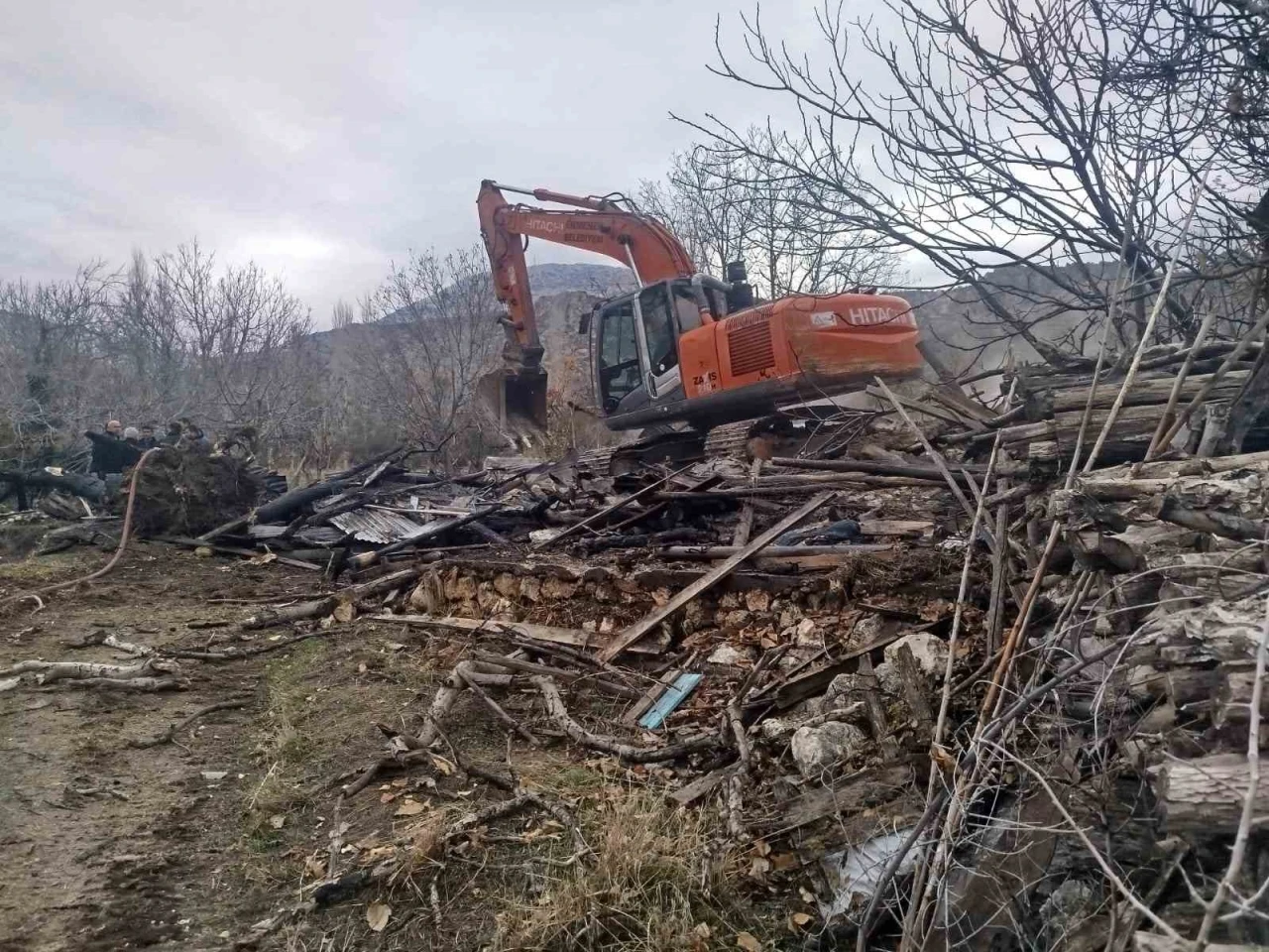 Ermenek&rsquo;te &ccedil;ıkan yangında ev tamamen kullanılamaz hale geldi
