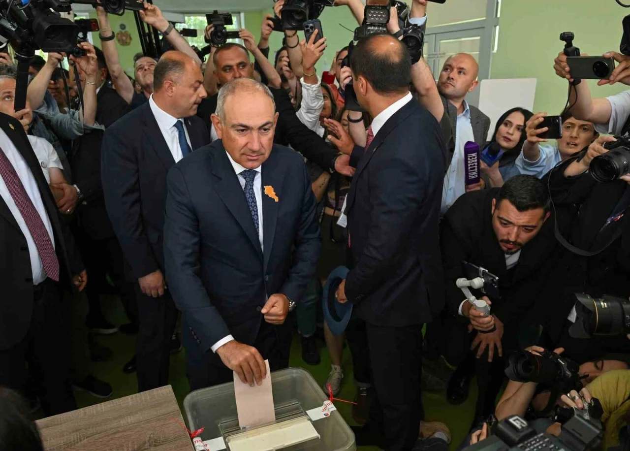 Ermenistan&rsquo;da halk genel se&ccedil;imler i&ccedil;in sandık başında
