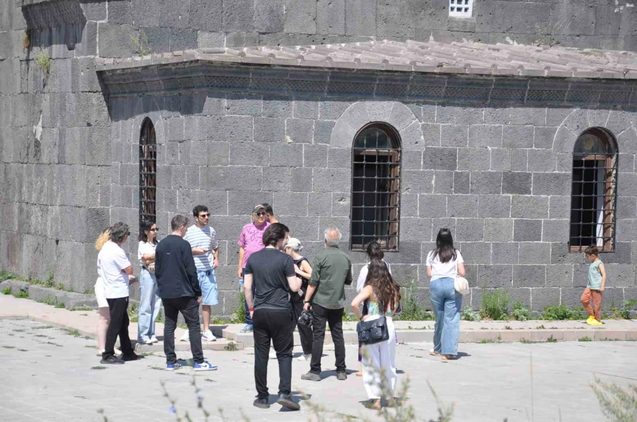 Ermenistanlı gazeteciler Kars&rsquo;ı Keşfetti: T&uuml;rkiye-Ermenistan medya değişim programı kapsamında tarih ve k&uuml;lt&uuml;r turu
