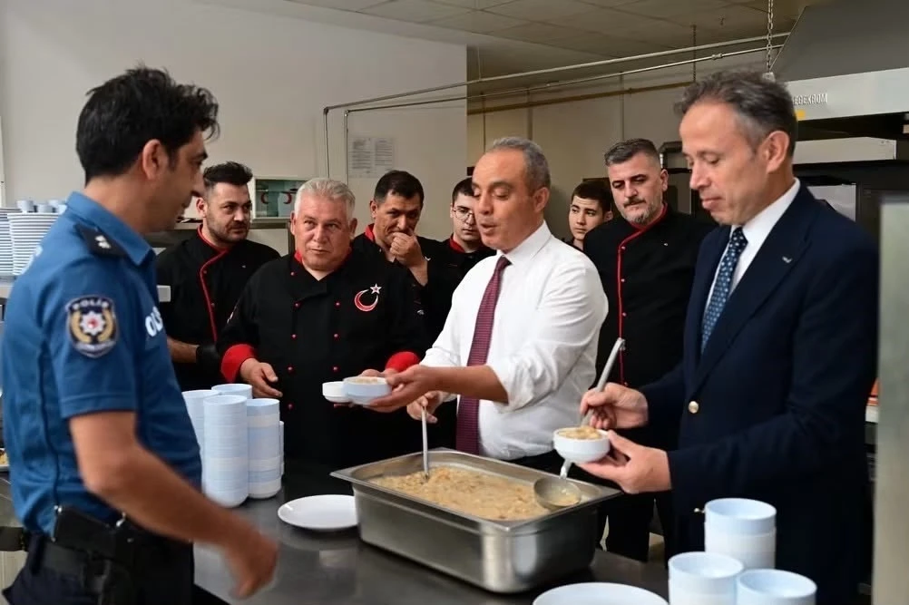Erol personele aşure dağıttı
