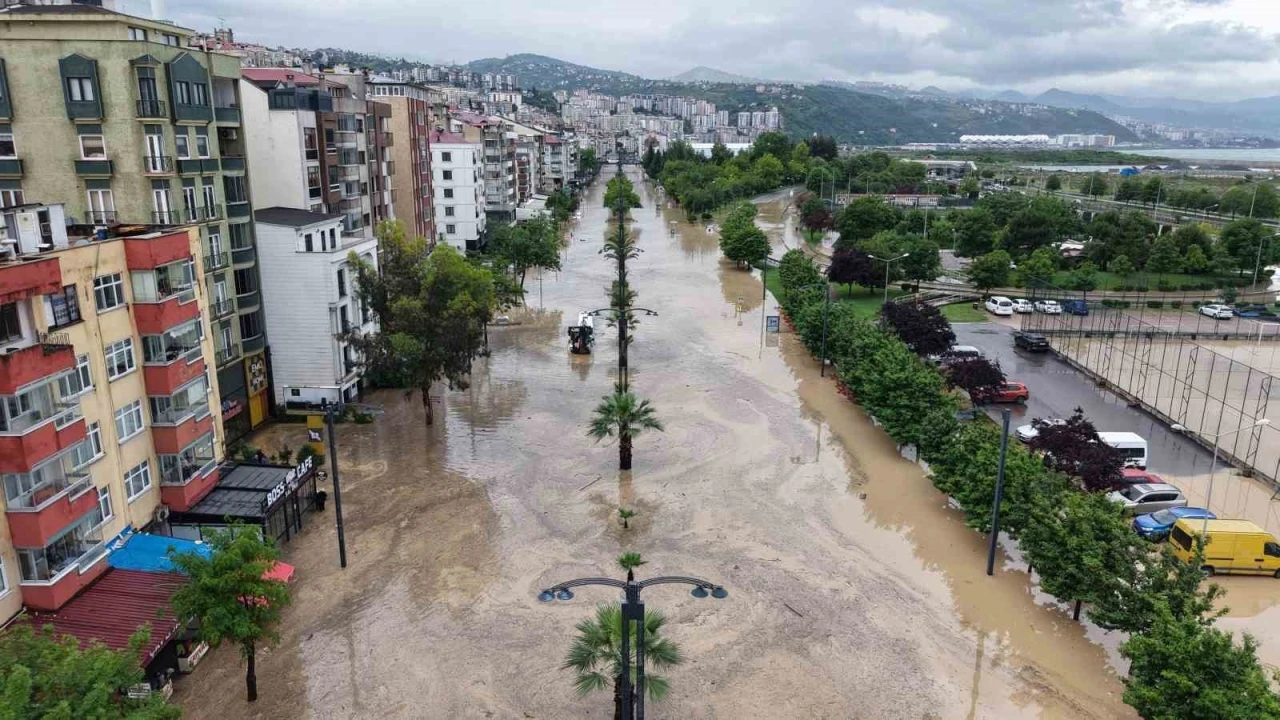 Ersoy: &quot;Karadeniz Sahil Yolu baraj görevi gördü; Trabzon’da ‘Şehir seli’ oluştu&quot;
