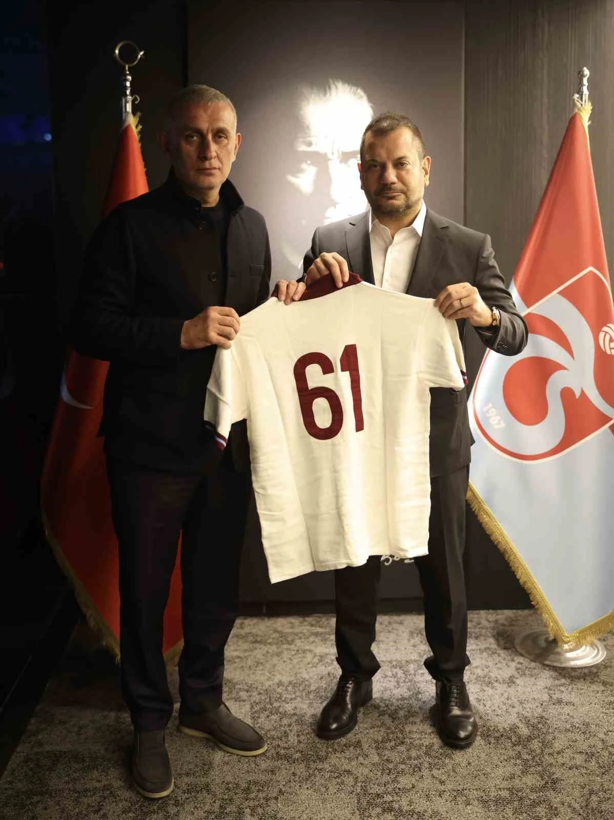 Ertuğrul Doğan, TFF Başkanı Hacıosmanoğlu’na forma hediye etti
