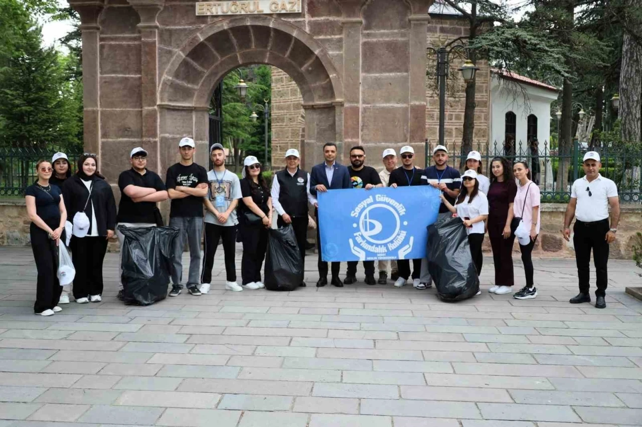 Ertuğrul Gazi T&uuml;rbesi &ccedil;evresinde poşet poşet &ccedil;&ouml;p toplandı
