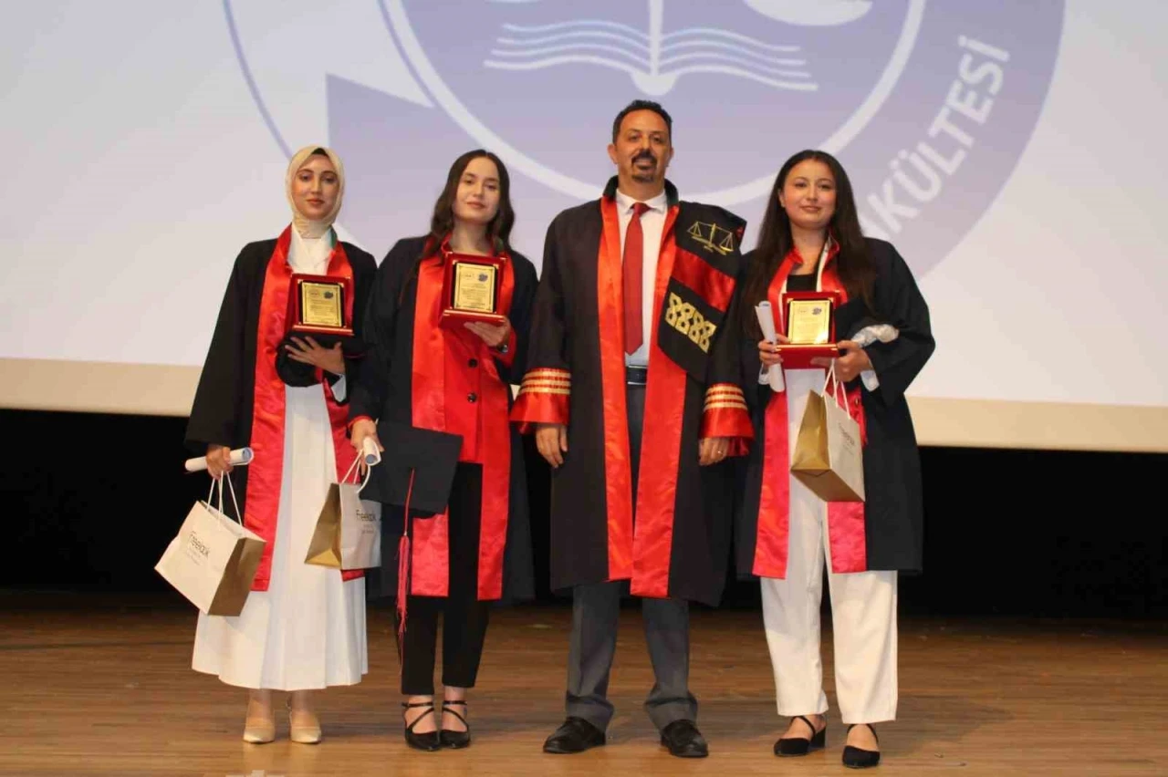 ER&Uuml;&rsquo;de 208 gen&ccedil; avukat mezun oldu
