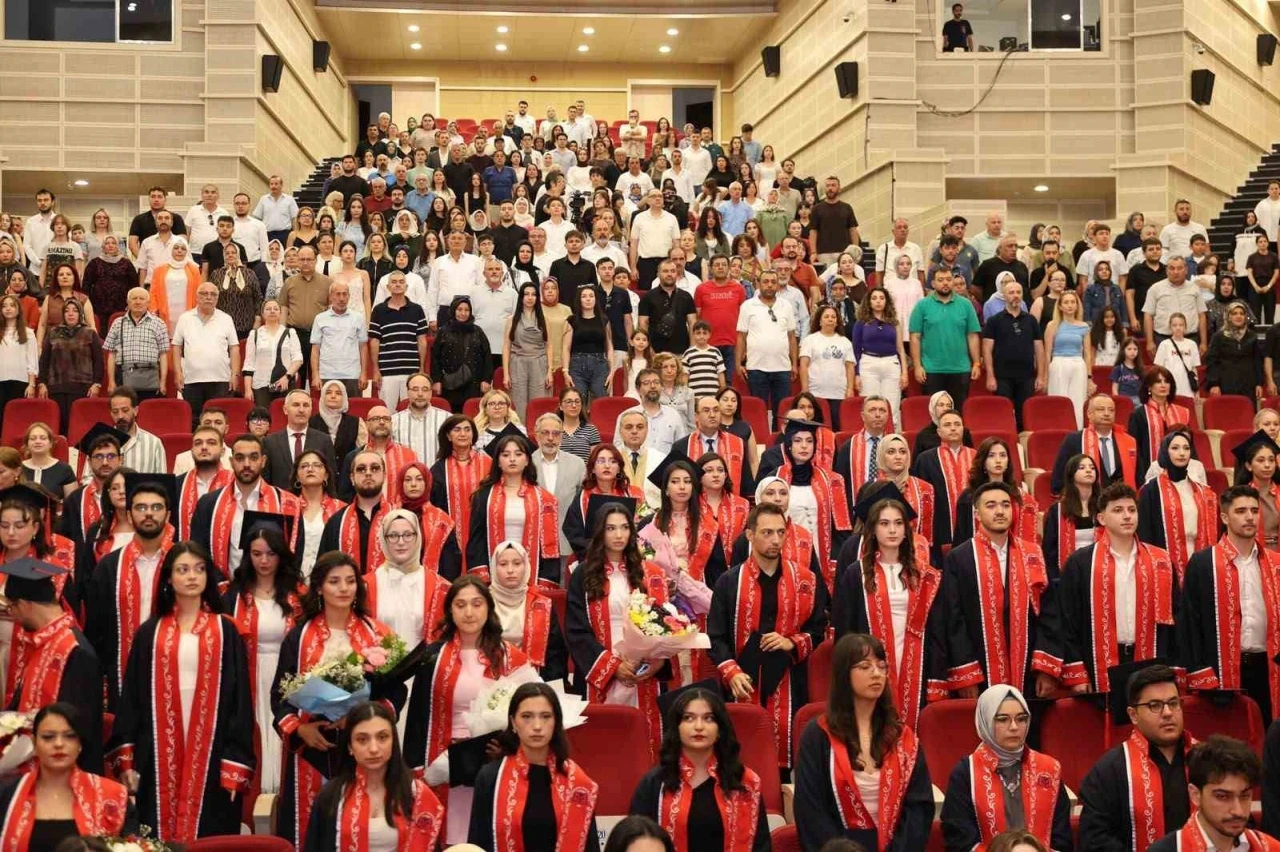 ER&Uuml; Edebiyat Fak&uuml;ltesi&rsquo;nde 450 &ouml;ğrenci mezun oldu
